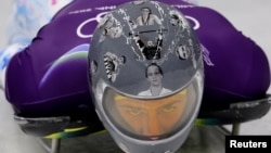Ukrajinski takmičar u skeletonu Vladislav Heraskevič tokom treninga na Zimskim olimpijskim igrama 2026. s kacigom posvećenom ukrajinskim sportistima koji su poginuli tokom ruske invazije na Ukrajinu