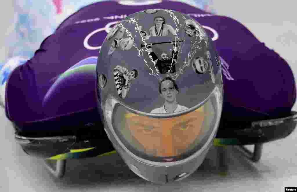 Владислав Гераскевич из Украины во время тренировки в шлеме в знак уважения к спортсменам, погибшим в результате нападения России на Украину, Олимпийские игры в Милане и Кортине, 9 февраля 2026 года. REUTERS/Athit Perawongmetha