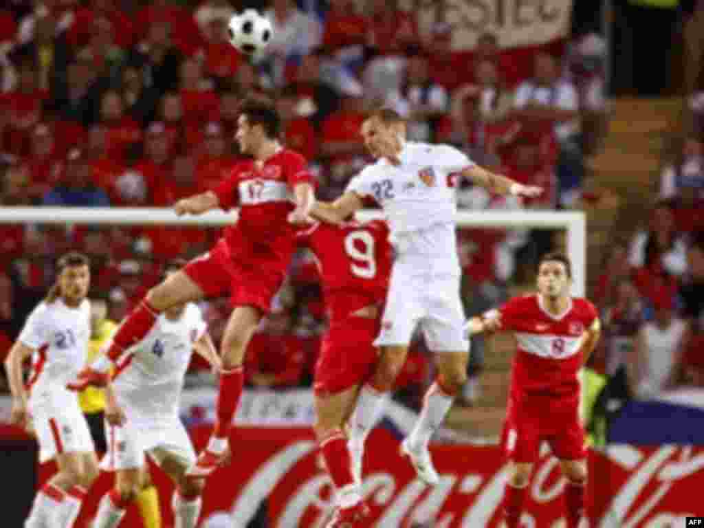 Futbol üzrə Avropa Çempionatında Türkiyə yığma komandası 1/4 finala çıxdı - Cenevrənin «Stad-de-Jenev» stadionunda keçirilən oyunda Türkiyə yığması Çex Respublikasının komandasını 3-2 hesabı ilə məğlub edib. Türklər bu görüşdə 2-0 hesabı ilə geridə olsalar da, sonradan hesabı öz xeyirlərinə dəyişə biliblər. 75-ci dəqiqədə Arda Turan, 87-ci dəqiqədə isə Nihat Qəhvəçi hesabı bərabərləşdiriblər. Nihat Qəhvəçi 89-cu dəqiqdə qapıçı Çexlə üz-üzə qalıb və üçüncü topu qapıdan keçirib. Oyununun son dəqiqələrində Türkiyə yığmasının qapıçısı Volkan Dəmirəl Y. Kollerə qarşı kobud hərəkət etdiyi üçün qırmızı vərəqə alıb. 1/4 finalda türklər Xorvatiya yığma komandası ilə üz-üzə gələcəklər.