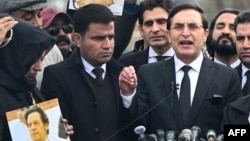 د تحریک انصاف مشر ګوهر علي خان په راولپېنډۍ کې د خبري غونډې پر مهال - انځور له ارشیفه.