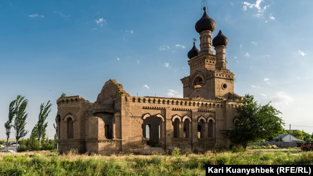 Әйелінің күйеуін белдікпен трахает еткен порно видеосы