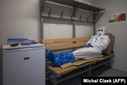 У пересувній станції тестування на коронавірус працівник чекає на відвідувачів, Прага, 14 жовтня 2020 року