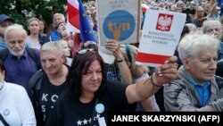 Tüntetés a médiaszabadság védelmében Varsóban 2021. augusztus 10-én