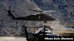 Вертолет армии США «Блэк Хок» взлетает с базы FOB Бостик в восточном Афганистане, район Нарай, провинция Кунар. Август 2011 года