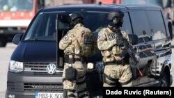 Službenici SIPA-e na Međunarodnom aerodromu u Sarajevu (Arhivska fotografija)