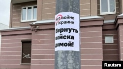 Антивоенный стикер на одной из улиц Москвы