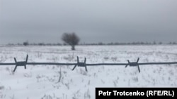 Огороженный колючей проволокой земельный участок. Западно-Казахстанская область, февраль 2018 года.