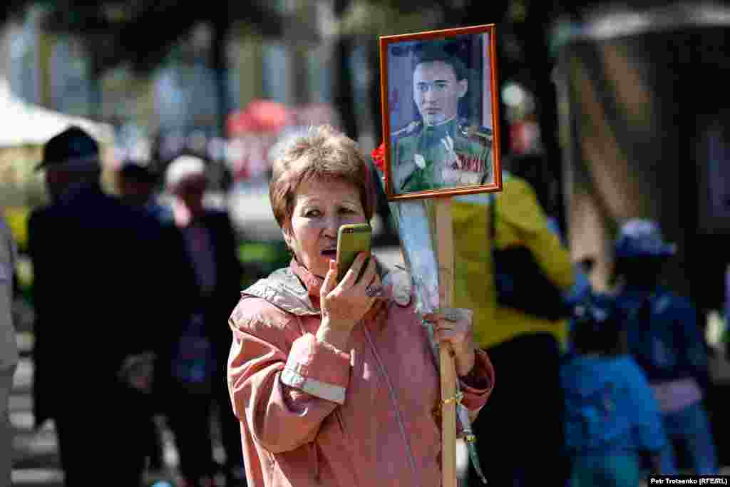 С самого утра в парке были проблемы со связью, а доступа в Интернет не было вообще. Люди говорили, что связь &quot;глушат специально&quot;, поскольку в этот день в парке должен был состояться митинг, призывы к которому циркулировали в социальных сетях, Алматы, 9 мая 2019 года.