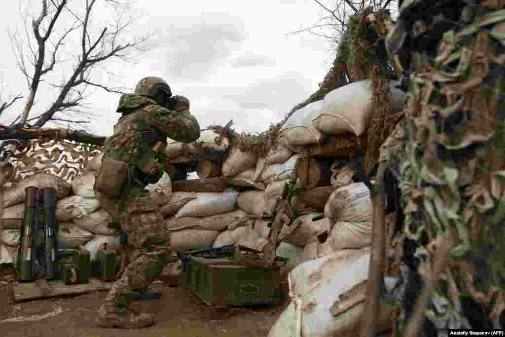 Військовий спостерігає у бінокль за активністю ворога на передових позиціях української армії під Горлівкою, Донецька область, 21 березня 2019 року