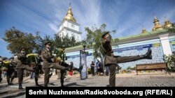 Почесний караул біля Народної стіни пам'яті у День пам'яті захисників України. Михайлівська площа Києва. 29 серпня