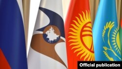 Флаги России, ЕАЭС, Кыргызстана и Казахстана.