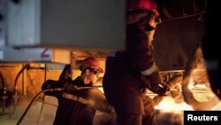 «АрселорМиттал Теміртау» компаниясының жұмысшылары. Теміртау, 13 маусым 2012 жыл. (Көрнекі сурет)