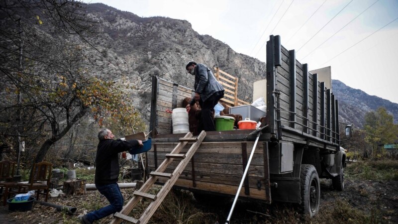 Քարվաճառից Վարդենիս ձգվող մայրուղին լիքն է բեռնատարներով. մարդիկ տեղափոխում են իրենց գույքը
