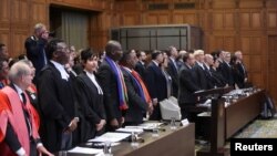 A Nemzetközi Bíróság meghallgatásán részt vevők felállva köszöntik a bírákat Hágában 2024. január 11-én