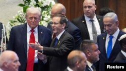 دونالد ترامپ (نفر اول از چپ) در کنار اسحاق هرتسوگ، رئیس‌جمهور اسرائیل، و بنیامین نتانیاهو، نخست‌وزیر