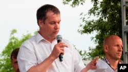 Анатоль Бокун, сустрашыня страйкаму «Беларуськалію», выступае на сходзе. Салігорск, 19 жніўня 2020 году.