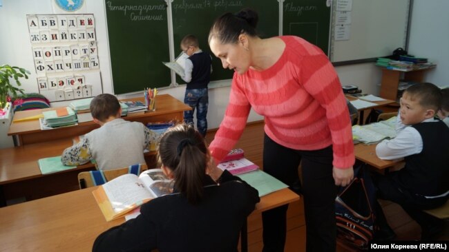 Мұғалім Людмила Ганенко.