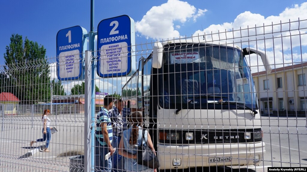 Автобус Севастополь-Черновцы на автостанции Армянска. Он следует только до административной границы с Херсонской областью