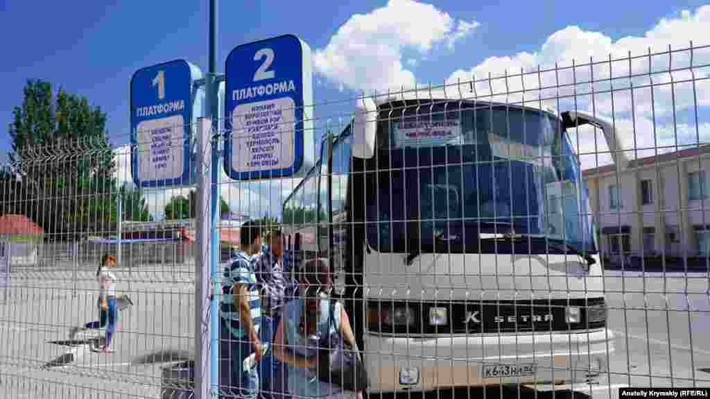 Автобус Севастополь-Чернівці на автостанції Армянська. Він їде тільки до адміністративного кордону з Херсонською областю
