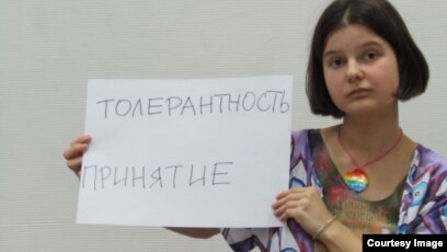 ЛГБТ-активистка из Комсомольска-на-Амуре Юлия Цветкова опасается за  здоровье матери, которую вызвали на допрос