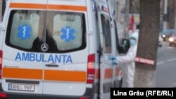 Ambulanța aduce un suspect de coronavirus la spitalul de boli infectioase Toma Ciorba