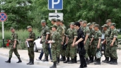 Ақтау қаласында жолдан өтіп бара жатқан сарбаздар (Азаттық архивіндегі фото)