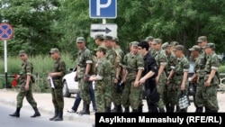Ақтау қаласында жолдан өтіп бара жатқан сарбаздар (Азаттық архивіндегі фото)