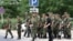Ақтау қаласында жолдан өтіп бара жатқан сарбаздар (Азаттық архивіндегі фото)