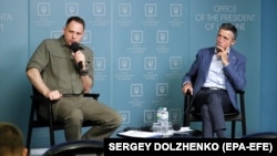 Голова Офісу президента України Андрій Єрмак (ліворуч) та колишній генеральний секретар НАТО Андерс Фог Расмуссен під час спілкування зі ЗМІ. Київ, 13 вересня 2022 року