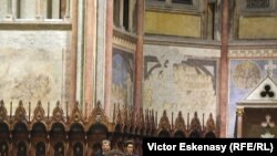 Dirijorul Mark Mast mulțumind publicului la sfîrșitul concertului de la Assisi