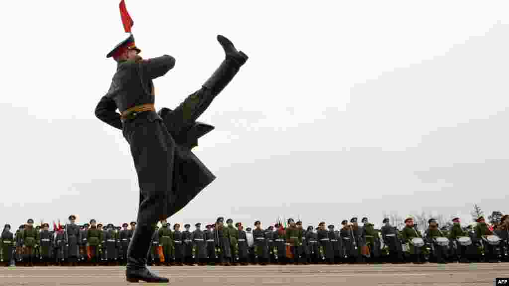 Rusija - Pripreme za veliku paradu za majski Dan pobjede, Moskva, 18.04.2012. Foto: AFP / Kirill Kudryavtsev