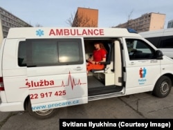 Світлана сидить в автомобілі