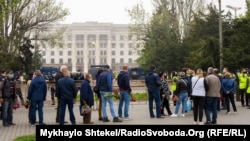 Люди вишикувались у чергу біля Куликового поля в Одесі, щоб вшанувати жертв трагедії 2 травня 2014 року (фото 2 травня 2020 року)