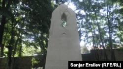"Энелердин көз жашы" монументи өткөн жылы ачылган.
