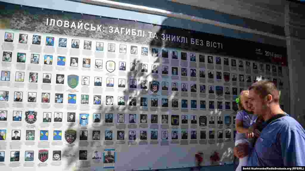 У кінці серпня 2014 року в Іловайському котлі загинули 366 бійців ЗСУ і МВС, 429 були поранені, 128 опинилися в полоні, 158 вважаються зниклими безвісти (дані Генпрокуратури України на серпень 2015 року)