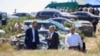 Прем'єр Польщі Дональд Туск і міністр оборони Владислав Косіняк-Камиш на місці падіння, ймовірно, російської ракети Х-101 у Люблінському воєводстві Польщі, 30 липня 2026 року