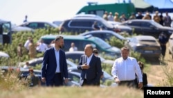 Прем'єр Польщі Дональд Туск і міністр оборони Владислав Косіняк-Камиш на місці падіння, ймовірно, російської ракети Х-101 у Люблінському воєводстві Польщі, 30 липня 2026 року