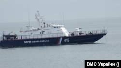 Російський корабель берегової охорони ФСБ проекту «Сокжой» супроводжує загін Каспійської флотилії в Азовському морі, 14 квітня 2021 року