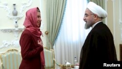 Եվրամիության բարձր ներկայացուցիչ Ֆեդերիկա Մոգերինին Թեհրանում Իրանի ԱԳ նախարար Մոհամադ Ջավադ Զարիֆի հետ հանդիպման ժամանակ, 28-ը հուլիսի, 2015թ.