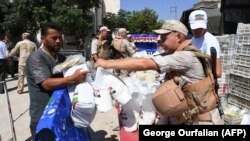 Tal Rifaat, içerki bosgunlykdaky siriýalylar azyk kömegini alýar. 8-nji awgust, 2018