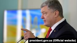 Президент також нагадав, що українська влада заборонила російські соціальні мережі, бо вони використовувалися російськими спецслужбами для ведення дезінформаційної і підривної кампанії