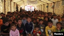 Fëmijët refugjatë sirian, gjatë një ore mësimi në kampin e refugjatëve në një qytet kufitar irakian (Ilustrim)