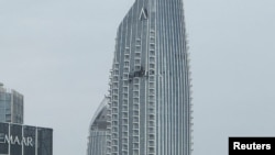 Clădire înaltă din Dubai lovită de o dronă. 12 martie 2026.