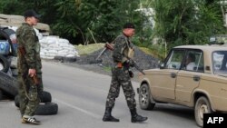 Proruski militanti na kontrolnom punktu između Luganska i Donjecka, 9. juli