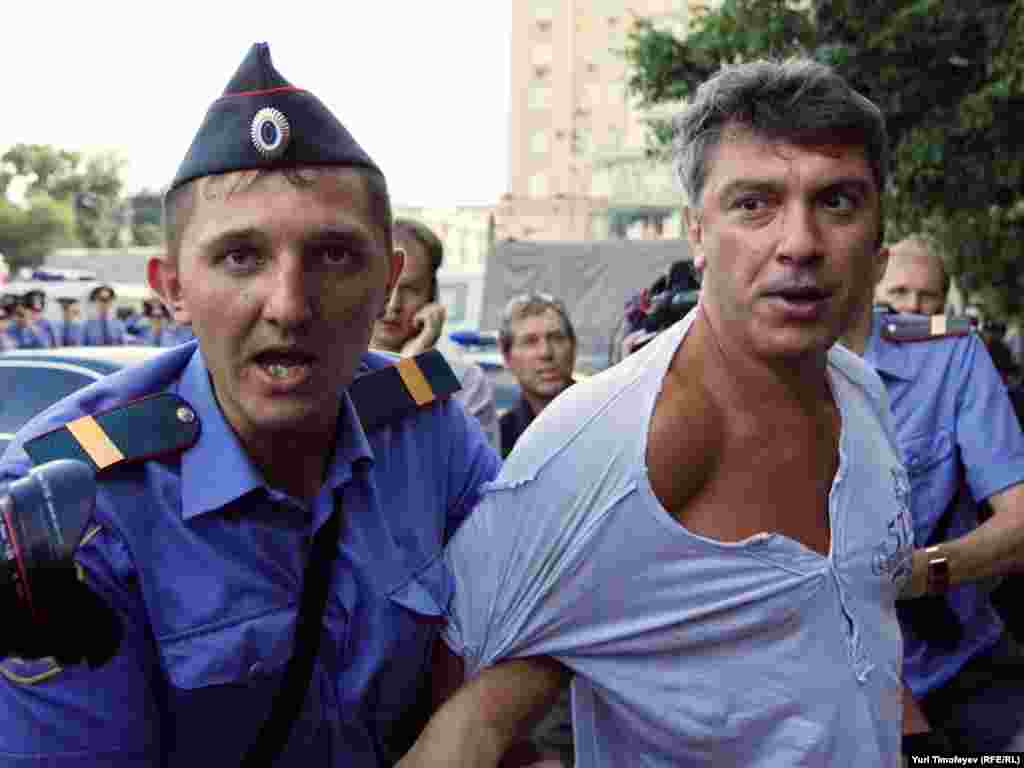 Police detain Russian opposition leader Boris Nemtsov in Moscow on July 31 for attempting to stage an unsanctioned rally to defend the right to freedom of assembly. Photo by Yuri Timofeyev for RFE/RL