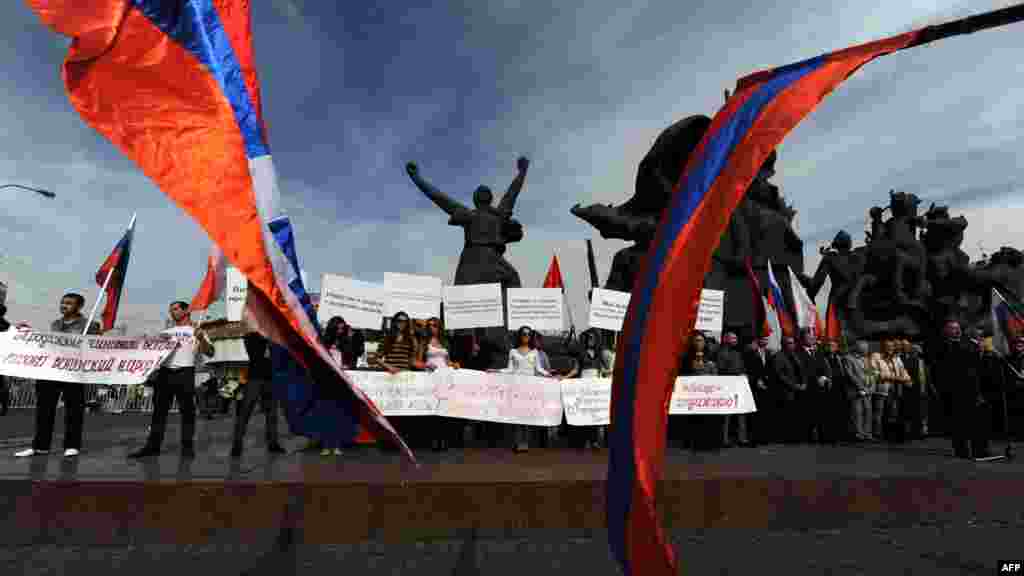 Armenians in Moscow demonstrate to condemn the recent pardoning in Baku of an Azerbaijani soldier who killed an Armenian officer during a NATO training course in 2004. (AFP/Andrei Smirnov)