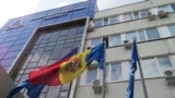 Actuala lege a cetățeniei permite depunerea cererilor inclusiv prin intermediari, la oficiile Agenției Servicii Publice sau la misiunile diplomatice. Deputații vor să schimbe această regulă.