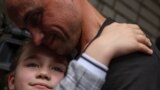 На третій день великого обміну військовополоненими у форматі «1000 на 1000», про який домовилися у Стамбулі, додому з полону РФ повернулися 303 українські захисники, 25 травня 2025 року.<br><br>Раніше у рамках двох попередніх етапів цього обміну <a href="https://www.radiosvoboda.org/a/news-obmin-polonenymy-zelenskyy-rosiya-viyna/33423059.html" target="_blank">до України з російського полону вже повернулося 697 людей</a>