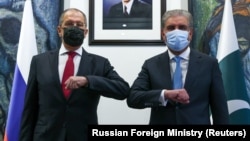 Russian Foreign Minister Sergei Lavrov (left) and his Pakistani counterpart, Shah Mahmood Qureshi, pose for a picture during a meeting in Islamabad on April 7.