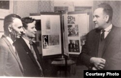 Янка Брыль (справа) з Максімам Танкам і Міколам Аўрамчыкам. 1967 г. З фондаў БДАМЛМ